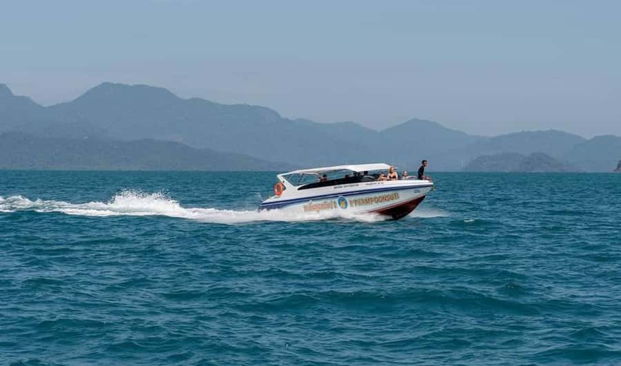 Doha: Speed Boat Adventure – 1 Hour Thrill Ride - The ride itself: speed, spins, and spray